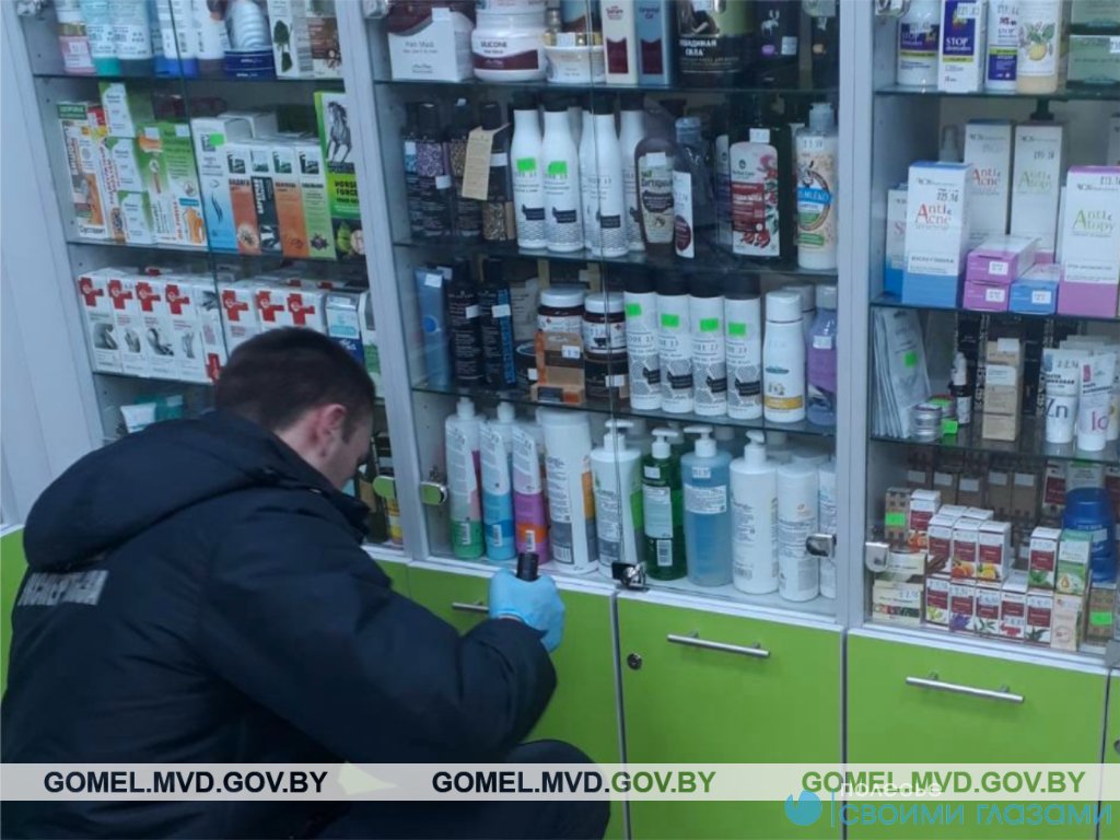 Мозырские милиционеры задержали мужчину, который разбил стекло витрины в местной аптеке
